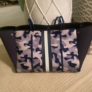 Neoprene tote bag in navy camo